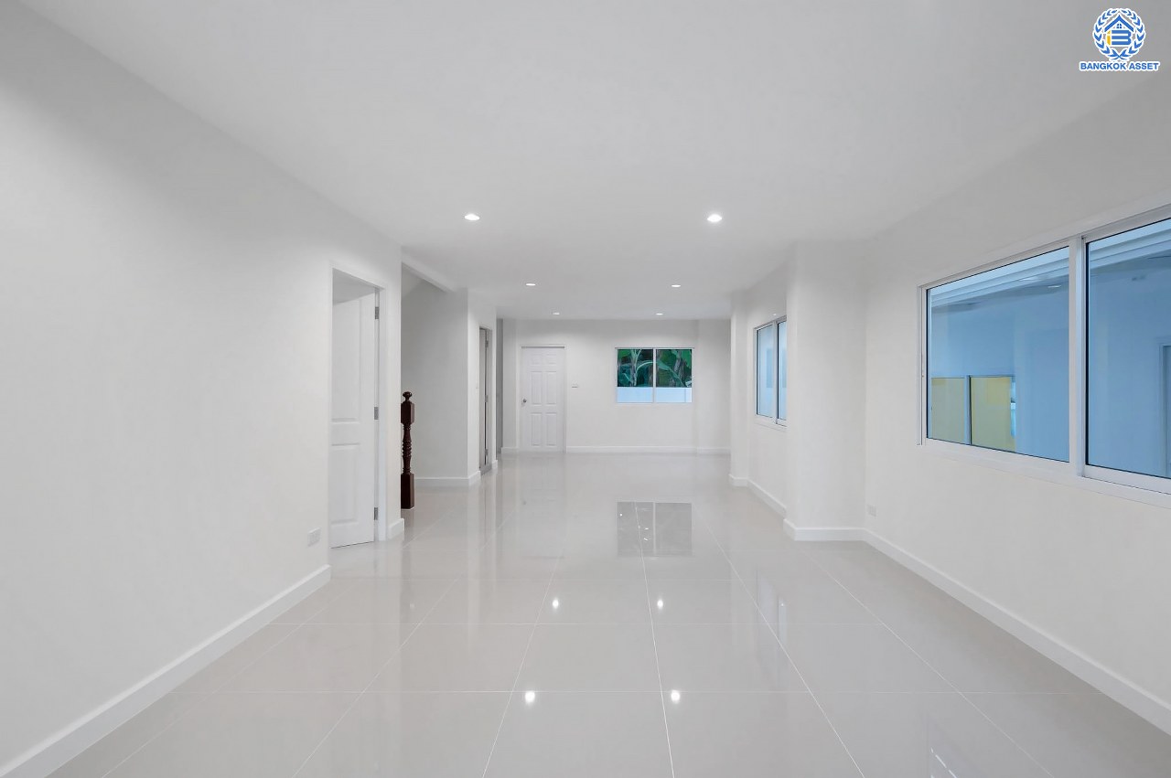 บ้านมือสองตกแต่งใหม่ โครงการ กฤษดานคร18 พุทธมณฑลสาย3 เนื้อที่ 74 ตร.ว. บนพื้นที่ใช้สอย 158.9 ตร.ม. อีกระดับของฟังก์ชัน 4 ห้องนอน 3 ห้องน้ำ จอดรถได้ 2 คัน พร้อม 1 ห้องอเนกประสงค์สุด Private ที่สามารถปรับการใช้งานได้หลากหลาย บนทำเลศักยภาพเชื่อมต่อหลายเส้นทาง ใกล้เซ็นทรัลปิ่นเกล้า ม.มหิดล และทางด่วน "ศรีรัช"